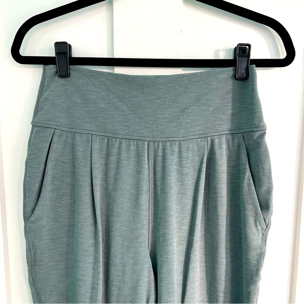 Athleta elation pant size small, petite length